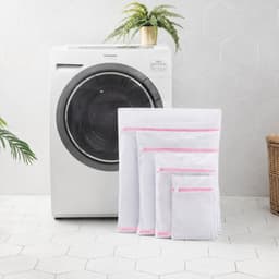 4 Waszakken voor de wasmachine: Vier waszakken in verschillende maten, geschikt voor diverse kledingstukken, waaronder jassen, broeken, overhemden, delicate onderkleding, ondergoed en sokken,roze — thumbnail 1