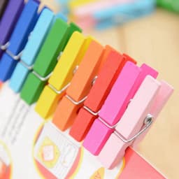 100 stuks kleine houten wasknijpers, mini-wasknijpers, hout, natuurlijke klemmen, decoratieve klemmen, fotoclips om te knutselen, doe-het-zelf, handwerk, kleuren, sierklemmen voor foto's, — thumbnail 2