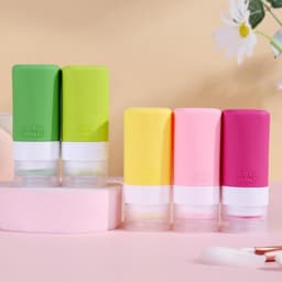 Set van 5 siliconen reisflessen, FDA-toegelaten 60 ml reisformaat, BPA-vrij, lekvrije, knijpbare siliconen slangen voor shampoo, spoeling, lotion, zeep met etiketten — thumbnail 2