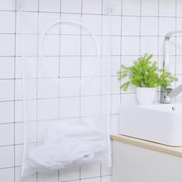 Set van 2 hangende wasmanden in wit, gemaakt van duurzaam materiaal, ideaal als waszak en organizer voor slaapkamer en badkamer met handige deurbevestiging — thumbnail 3