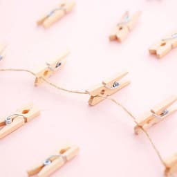 Mini knijpers hout - kleine knijpers - wenskaarten - geboortekaartjes - foto's — thumbnail 3