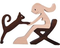 Houten beeldje - Natuurlijk hout - Beeld - Decoratief - Hout - Vrouw - Kat - Stoel - B12