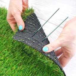 FLOORDIREKT Grondanker Haringen voor Kunstgras - XXL-Pakket - Stabiele & Corrosiebestendige - Voor Kunstgras, Onkruidvlies, Schutting, Tent, Camping & Tuin - Gemaakt van Ijzerdraad - 300 stuks - 15 x 3 cm — thumbnail 3