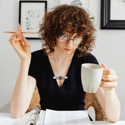 3-delige Vintage Kledingknijpers voor Dames, Perfect voor Truien, Sjaals en Colletjes - Stijlvolle Accessoires met Strik, Bloem en Rechthoek Design — thumbnail 4