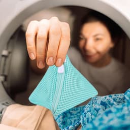 4 multifunctionele mini-geurparelzakken voor wasgoed, 12 x 12 cm grote driehoekige netzakken voor waskralen, zeep, haaraccessoires, reisopslag, 4 kleuren — thumbnail 2