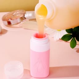 Set van 5 siliconen reisflessen, FDA-toegelaten 60 ml reisformaat, BPA-vrij, lekvrije, knijpbare siliconen slangen voor shampoo, spoeling, lotion, zeep met etiketten — thumbnail 2
