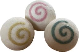 Una Lomes Wasdrogerbollen. Wasdrogerballen. Drogerbollen. 100% wol. Duurzaam. Social Impact. Fair trade uit Nepal. Viltatelier. Sociale werkplaats. Energiebesparing. Geen plastic afval. Goed gevoel. Zacht voor je was, Lief voor onze wereld — thumbnail 1