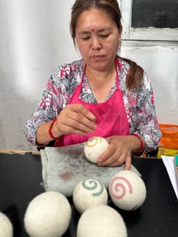 Una Lomes Wasdrogerbollen. Wasdrogerballen. Drogerbollen. 100% wol. Duurzaam. Social Impact. Fair trade uit Nepal. Viltatelier. Sociale werkplaats. Energiebesparing. Geen plastic afval. Goed gevoel. Zacht voor je was, Lief voor onze wereld — thumbnail 4