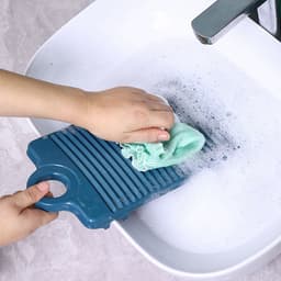 Mini-wasbordje met een golvend streepmotief, ophanggaten en een verdikte, antislip onderkant. Gemaakt van plastic, geschikt voor het wassen van ondergoed, sokken, handdoeken, enz. - Oranje. — thumbnail 2