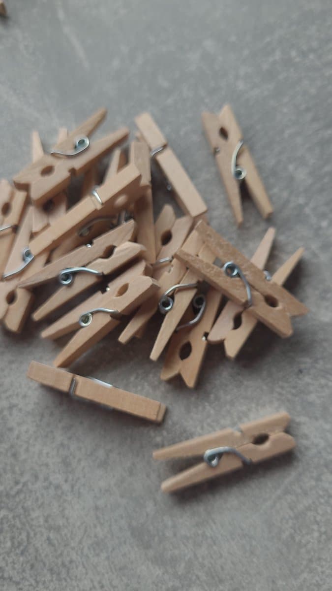 Kleine Mini wasknijpertjes- ca 20 stuks - bruin — afbeelding 1