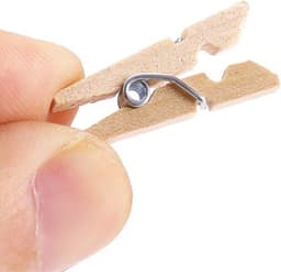Premium - Gekleurde Kleine houten mini knijpers - 20 STUKS - Mix - Knijpertjes - Fotoknijpers - Geboorte wasknijpers - 25mm - Foto knijpers - Knijper om foto's aan op te hangen - Fotohouder - Knijpers - Wasknijpers - Kerstkaart hangers - Pola — thumbnail 3