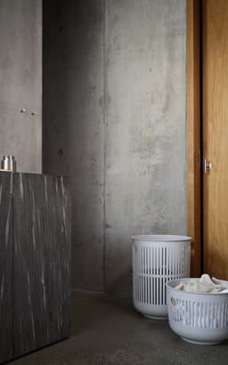 Zone Denmark Ume Wasmand met Deksel - 60 liter - Soft Grey (grijs) - Kunststof - Ronde Wasmand met Hengsel - Wasbox of Opbergmand — thumbnail 4