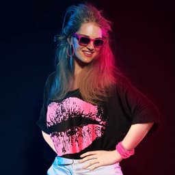 jaren 80 Kostuum Accessoires Set, Lips Print T-Shirt Kant Hoofdband Oorbellen Ketting Armband voor 80s Thema Party (Rose Red, S) — thumbnail 2