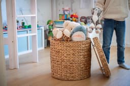 Grote Ronde Wasmand met Deksel van Waterhyacint - Opbergmand en Voetenbank (42x44 cm) — thumbnail 3