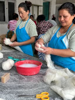 Una Lomes Wasdrogerbollen. Wasdrogerballen. Drogerbollen. 100% wol. Duurzaam. Social Impact. Fair trade uit Nepal. Viltatelier. Sociale werkplaats. Energiebesparing. Geen plastic afval. Goed gevoel. Zacht voor je was, Lief voor onze wereld — thumbnail 3