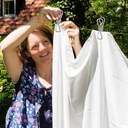 TOVBMUP Uittrekbare Waslijn - Reiswaslijn - 8 Meter Uitrolbaar met 10 Vaste Klemmen en 20 Wasknijpers - Anti-Knoop Draaisysteem, Winddicht en Glijvast - Geschikt voor Kamperen, Reizen en Buiten Gebruik — thumbnail 4