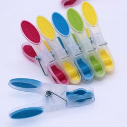 SnelShoppen - 30 Stuks Kleurige Wasknijpers - Weerbestendige Plastic Klemmen met Softgrip voor Kleding, Handdoeken, Sokken - 8.3 x 4 cm in Blauw, Geel — thumbnail 4