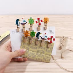 Dailygoods- Houten Knijpers 10 Stuks - Mini Wasknijpers - Fotoklemmen - Paperclips - Berichtklemmen - Decoratieklemmen — thumbnail 2