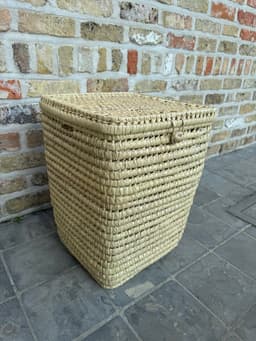 Wasmand – Was – Mand - Badkamer - Opbergmand - Palmblad - Laundry - Laundrybasket- Rieten mand - Speelgoed - Opbergen - Mand met naam - Pompon - Wol – Geschenk - Kinderkamer - Gepersonaliseerd - Handgemaakt - Decoratie - Geboorte - Cadeau — thumbnail 1