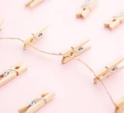 Premium - Gekleurde Kleine houten mini knijpers - 20 STUKS - Mix - Knijpertjes - Fotoknijpers - Geboorte wasknijpers - 25mm - Foto knijpers - Knijper om foto's aan op te hangen - Fotohouder - Knijpers - Wasknijpers - Kerstkaart hangers - Pola — thumbnail 4