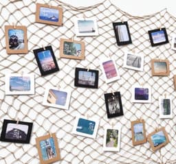 Premium - Gekleurde Kleine houten mini knijpers - 50 STUKS - Mix - Knijpertjes - Fotoknijpers - Geboorte wasknijpers - 25 mm - Foto knijpers - Knijper om foto's aan op te hangen - Fotohouder - Knijpers - Wasknijpers - Kerstkaart hangers - Pola — thumbnail 5