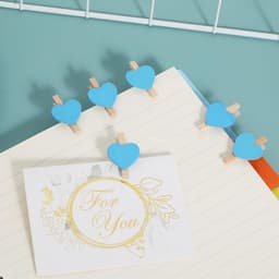 50-stuks Clips - Houten clips - Mini clips - Fotoclips - Hartvormige mini wasknijpers - Mini houten hartvormige wasknijpers - 1.5×3×0.5cm - Geschikt voor foto's, paperclips, zelfgemaakte Valentijnskaarten, tekeningen, scrapbooks, enz. - Blauw — thumbnail 4
