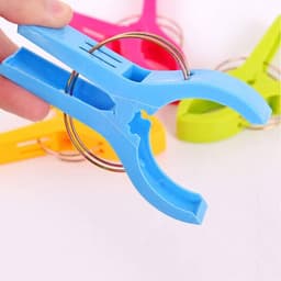 8 stuks wasknijpers, winddichte bevestigingsclips van kunststof, strandlakenklemmen, grote traceless kunststofklemmen, antislip bevestigingsvellen en quiltklemmen, geschikt voor quilts/strandlakens（blauw/rood/geel/groen） — thumbnail 3