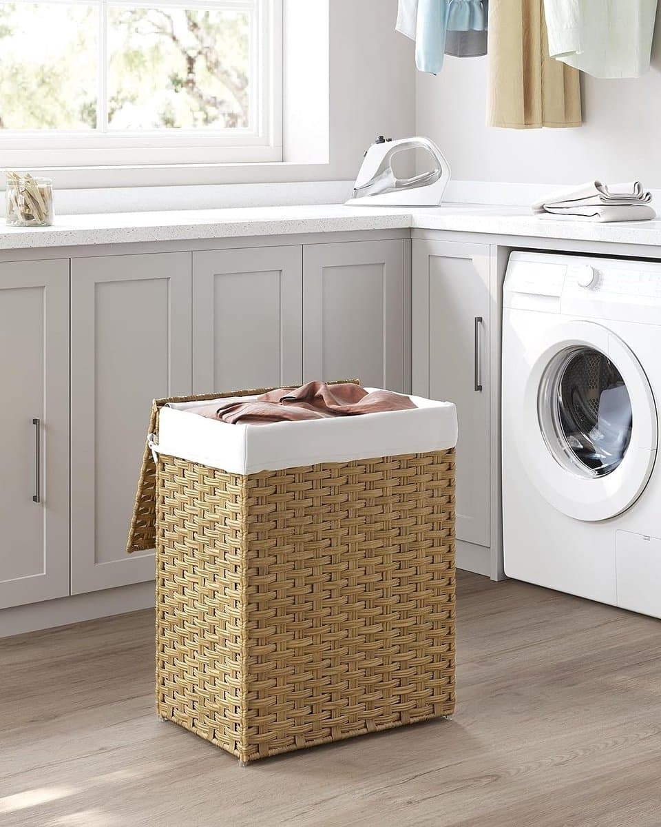 wasmand handgeweven, 90 L, wasmand gemaakt van synthetisch rotan, met deksel en handvatten, opvouwbaar, waszak afneembaar, natuurlijke kleur LCB51NL — afbeelding 1