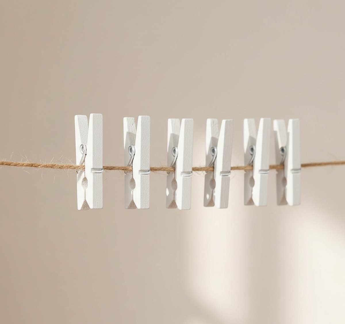 Mini Knijpers Wit - 24 Knijpertjes voor Kaarten of Foto's - Houten Knijpertjes — afbeelding 1