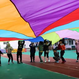 Parachutespel voor kinderteamwork - 8 handgrepen - 2 m diameter - regenboogkleuren — thumbnail 3