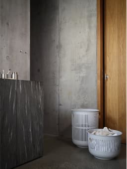 Zone Denmark Ume Wasmand met Deksel - 60 liter - Soft Grey (grijs) - Kunststof - Ronde Wasmand met Hengsel - Wasbox of Opbergmand — thumbnail 3