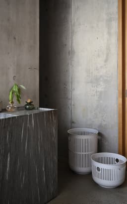 Zone Denmark Ume Wasmand - 30 liter - Soft Grey (grijs) - Kunststof - Ronde Wasmand met Hengsel - Kleine Wasbox of Opbergmand — thumbnail 3