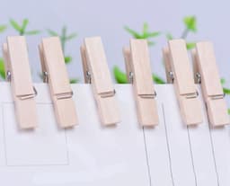 Kleine houten mini knijpers - 50 STUKS - Knijpertjes - Fotoknijpers - Geboorte wasknijpers - 2.5 CM - Kaartknijpers - Foto knijpers - Knijper om foto's aan op te hangen - Fotohouder - Knijpers - Wasknijpers - Kerstkaart hangers - Polaroid - Decoratie — thumbnail 5