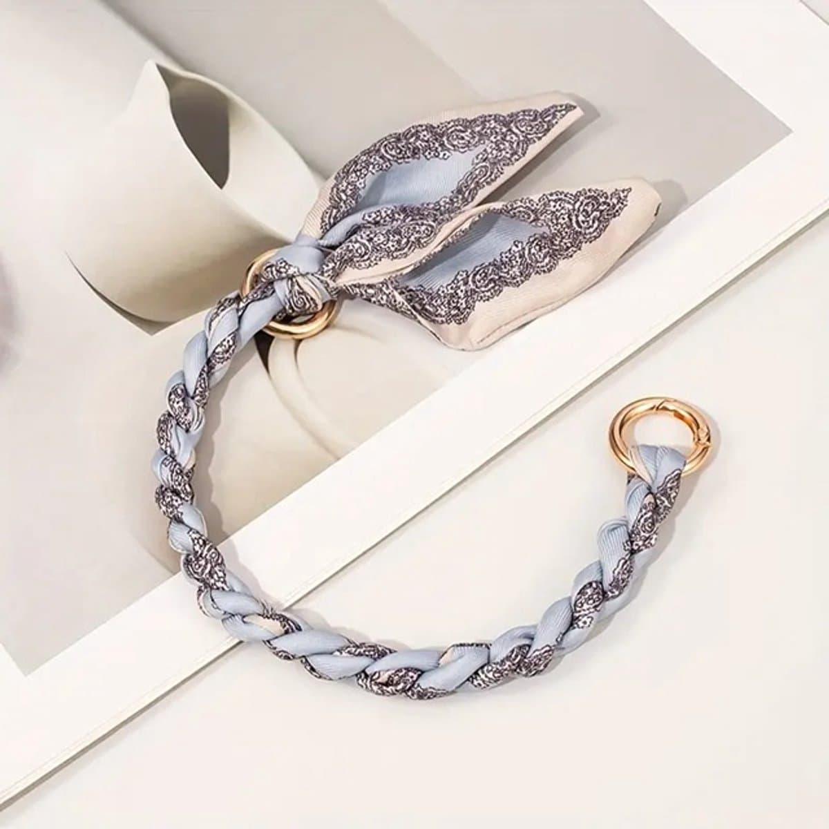 Telefoon - Sieraad - Hanger - Gsm - Ketting - Pols - Handvat handtas - Handtas - Sjaal - Sjaaltje - Decoratie - Licht Blauw — afbeelding 1
