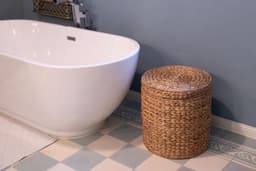 Grote Ronde Wasmand met Deksel van Waterhyacint - Opbergmand en Voetenbank (42x44 cm) — thumbnail 4