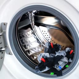 50 stuks - Sokkenhouders - Sokkenklemmen voor Wasmachine en Droger - Sokkenclips met haak - Waslijnknijpers - Kleurrijke sokkenhouder - 5 kleuren — thumbnail 2