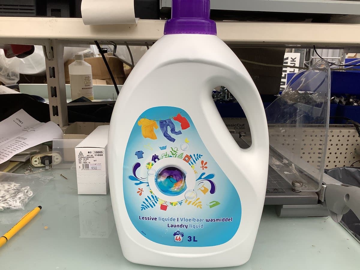 Vloeibaar wasmiddel. 3 liter. Voor gekleurde was. Lessive. Voor 46 wasbeurten. — afbeelding 1