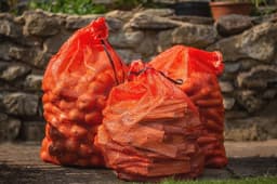 Hangend gaas opbergnet voor groenten en hout - 52 x 82 cm — thumbnail 5