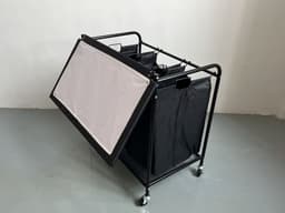 Wasverzamelaar met 3 vakken op wielen – Wasmand sorteerwagen met deksel – Verrijdbare wasmand – Zwart metalen frame — thumbnail 3