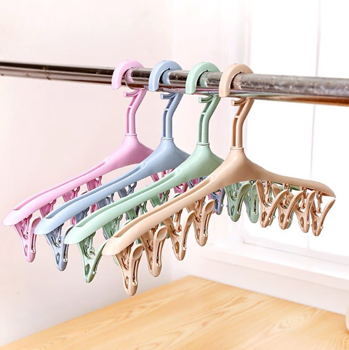 Sokkendroger - 4 stuks 8 Knijpers - Blauw groen paars geel- Sokken Hanger - Sokken Droger - Beha's - bh's - Ondergoed - Wasrek Sokken - Wasrek - Droogrek - Klein Wasrekje - Washanger - Sokkendroogrek - Kleerhanger voor Sokken - Windbestendig — afbeelding 1