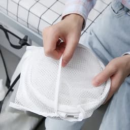 Opvouwbare wasmand zwart - pop up wasmand - wasmand voor op reis - wasmand met hengsels - was sorteren met extra opbergvak - waszak opvouwbaar voor onderweg - vakantie wasmand met handvatten — thumbnail 4