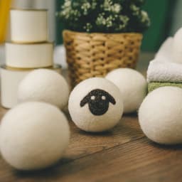 drogerballen voor droogtrommels - 6 stuks. Zacht wasgoed en energiebesparend. Vervanging voor wasverzachter. 100% premiumschapenwol zonder chemische stoffen of kunststof. Handgemaakt in Nepal. — thumbnail 5