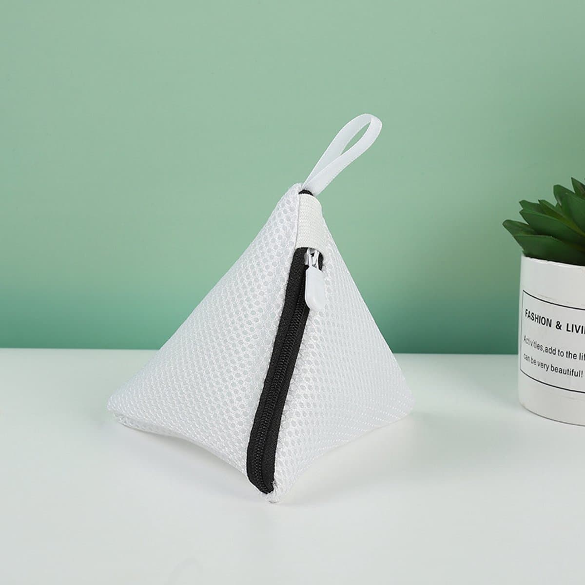Mini waszakjes van mesh - 2 stuks - 14 cm x 15 cm - voor het machinaal wassen van delicate kledingstukken zoals bh's, ondergoed en panty's. Ideaal voor thuis en op reis. — afbeelding 1