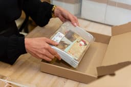 Set van 6 Witte Papieren Zakken met 6 Houten Vissen Decoratieve Klemmen — thumbnail 4