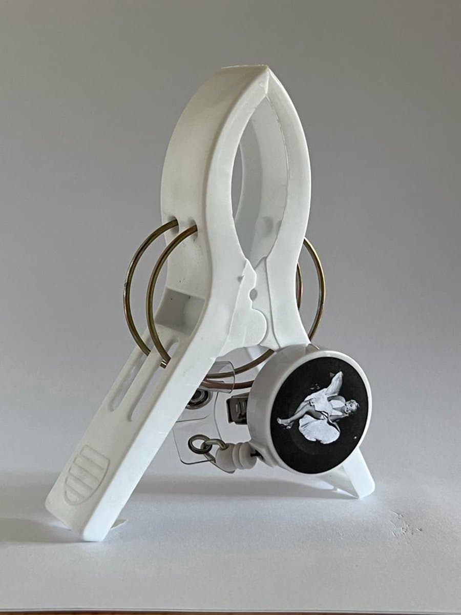 Anti-slipclip - Anti Slip Clip - Wit - Fiets - Fietsclip - Opwaaiende Rokjes - Jurkjes - Fietsclip - Rokjesclip - Poncho's - Slipclip — afbeelding 1