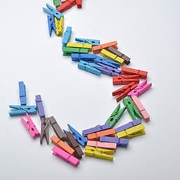 100 Stuks Mini Gekleurde Wasknijpers 3,5 cm - Multifunctionele Wooden Clips voor Ambachten en Decoraties — thumbnail 2