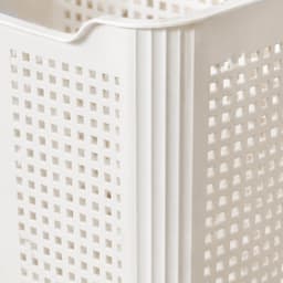 Grote witte wasmand op wielen, 36 x 26 x 33,5 cm, opengewerkte wanden en twee handgrepen, voor wasgoed en speelgoed — thumbnail 4