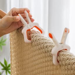 - Strandlaken Clips - Plastic Clip - Winddicht - Grote Wasserij - Kleding Pins - Zwembad Handdoek Haringen - Geschikt voor Ligbedden en Zwembad Stoelen - Heldere Kleur - Familie Pack - 8 Stuks — thumbnail 5