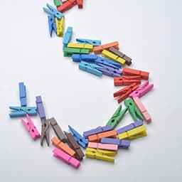 100 Stuks Mini Gekleurde Wasknijpers 3,5 cm - Multifunctionele Wooden Clips voor Ambachten en Decoraties — thumbnail 4
