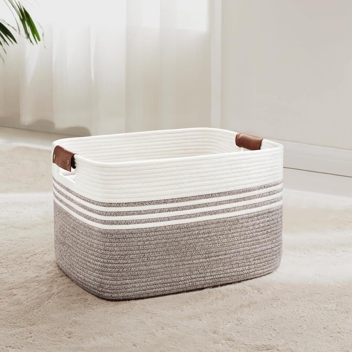Geweven wasmand van katoenkoord, 45L, opbergmand met leren handvatten, mand voor dekens, kleding, speelgoed, wasmand voor kinderkamer of woonkamer, 45x35x27 cm, wit en donkerbruin — afbeelding 1